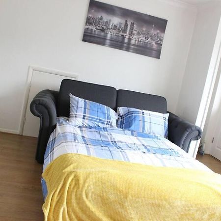 Private & Comfortable 2 Bedroom Home Away From Home Stanwell Eksteriør bilde