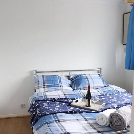 Private & Comfortable 2 Bedroom Home Away From Home Stanwell Eksteriør bilde