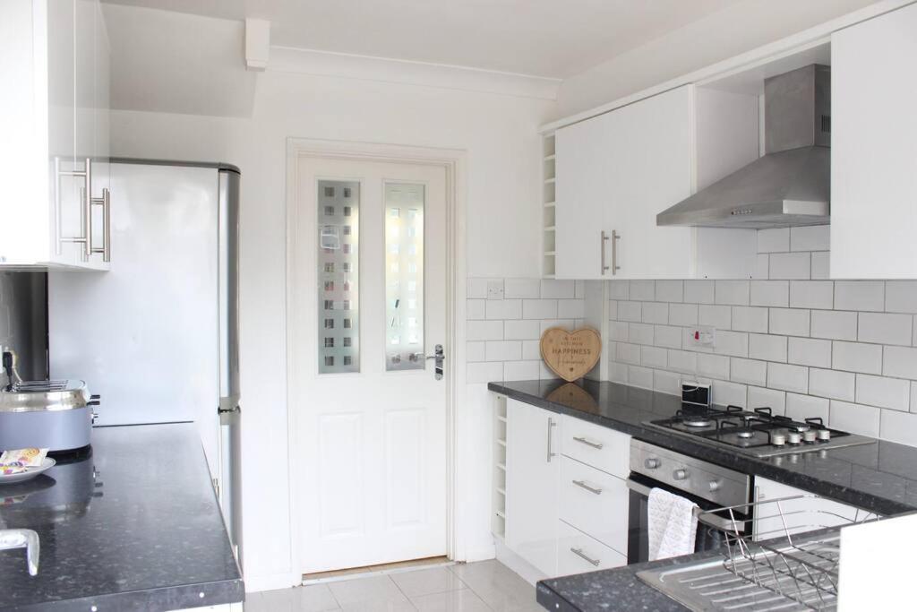 Private & Comfortable 2 Bedroom Home Away From Home Stanwell Eksteriør bilde