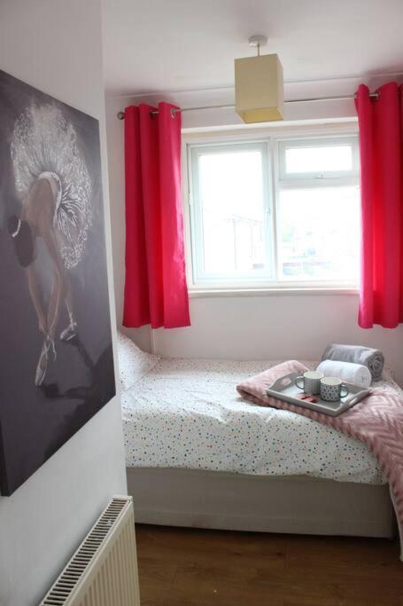 Private & Comfortable 2 Bedroom Home Away From Home Stanwell Eksteriør bilde