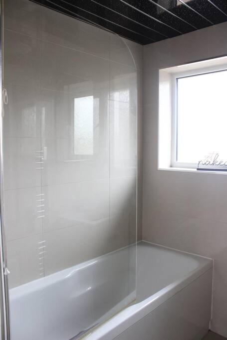 Private & Comfortable 2 Bedroom Home Away From Home Stanwell Eksteriør bilde