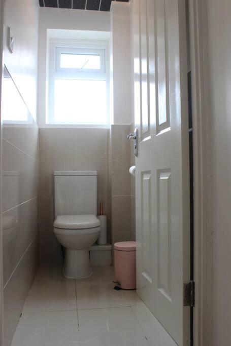 Private & Comfortable 2 Bedroom Home Away From Home Stanwell Eksteriør bilde