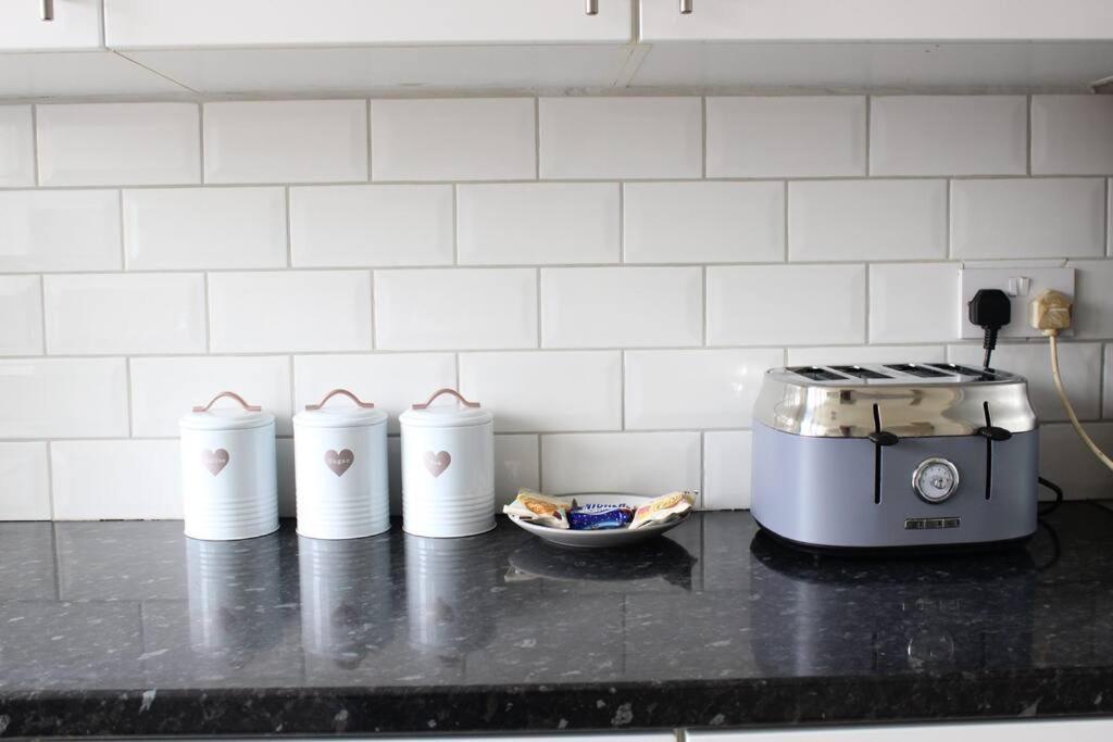 Private & Comfortable 2 Bedroom Home Away From Home Stanwell Eksteriør bilde