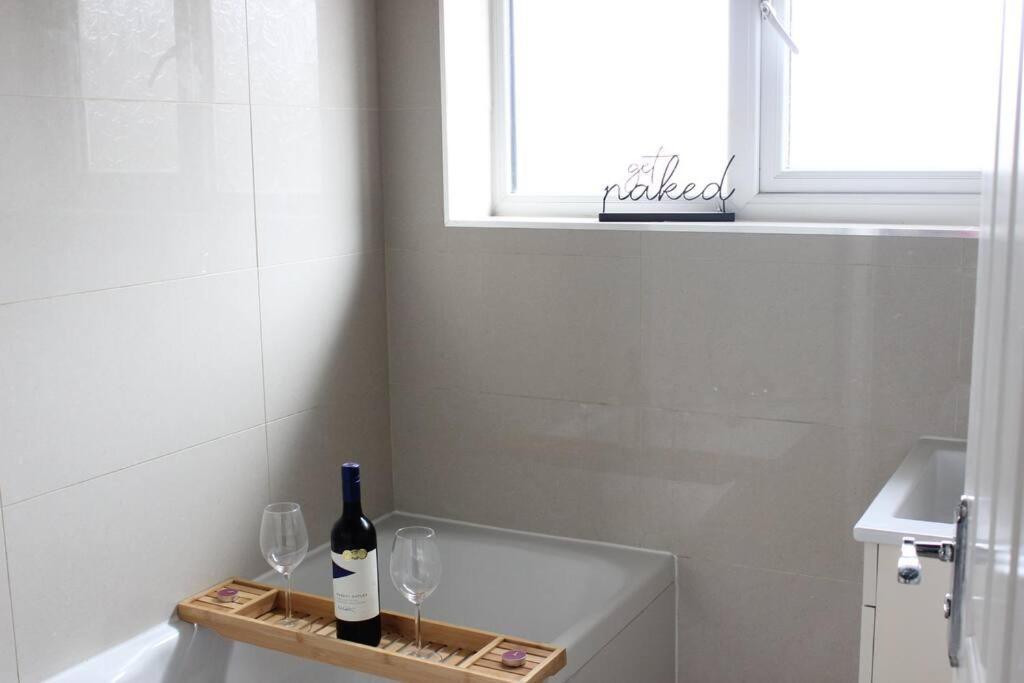 Private & Comfortable 2 Bedroom Home Away From Home Stanwell Eksteriør bilde