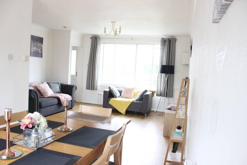 Private & Comfortable 2 Bedroom Home Away From Home Stanwell Eksteriør bilde