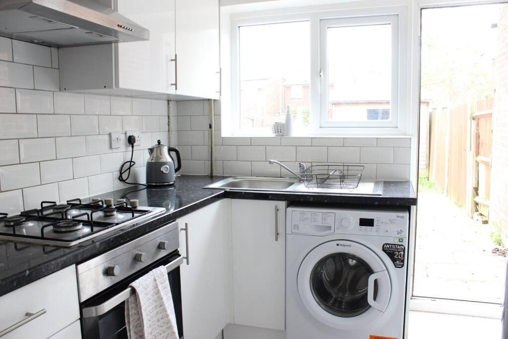 Private & Comfortable 2 Bedroom Home Away From Home Stanwell Eksteriør bilde